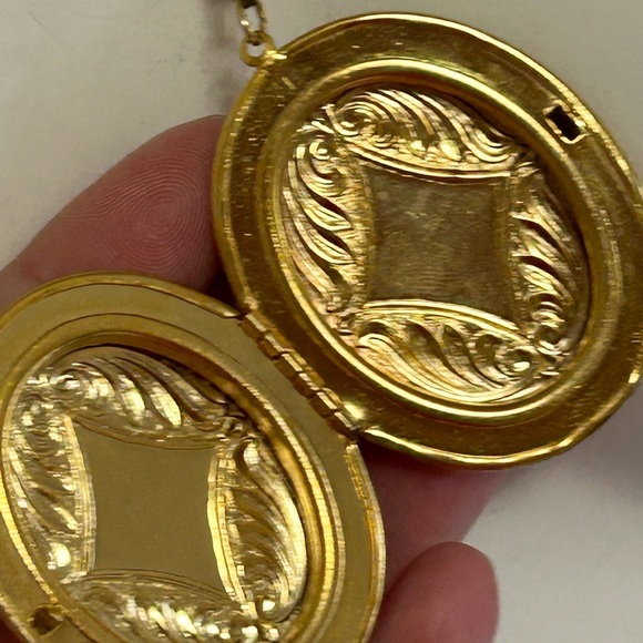 4/$100 vintage 1980 Elegant Gold Ornate photo locket necklace 24 inches 💙 - Picture 7 of 9